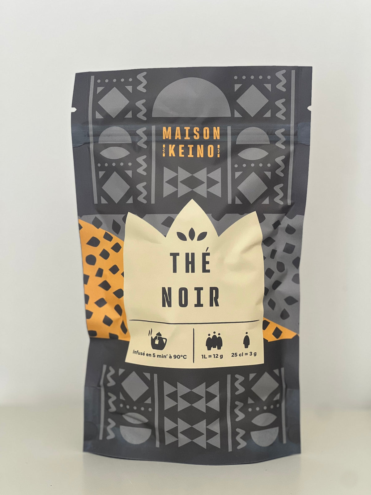 Le thé noir est la résultante d’un mélange alliant passion et terroir d’exception. Ce mariage confère à ce thé toute son intensité. Dès les premières minutes de l’infusion, vous pourrez admirer cette couleur brune, caractéristique des grands thés sombres.