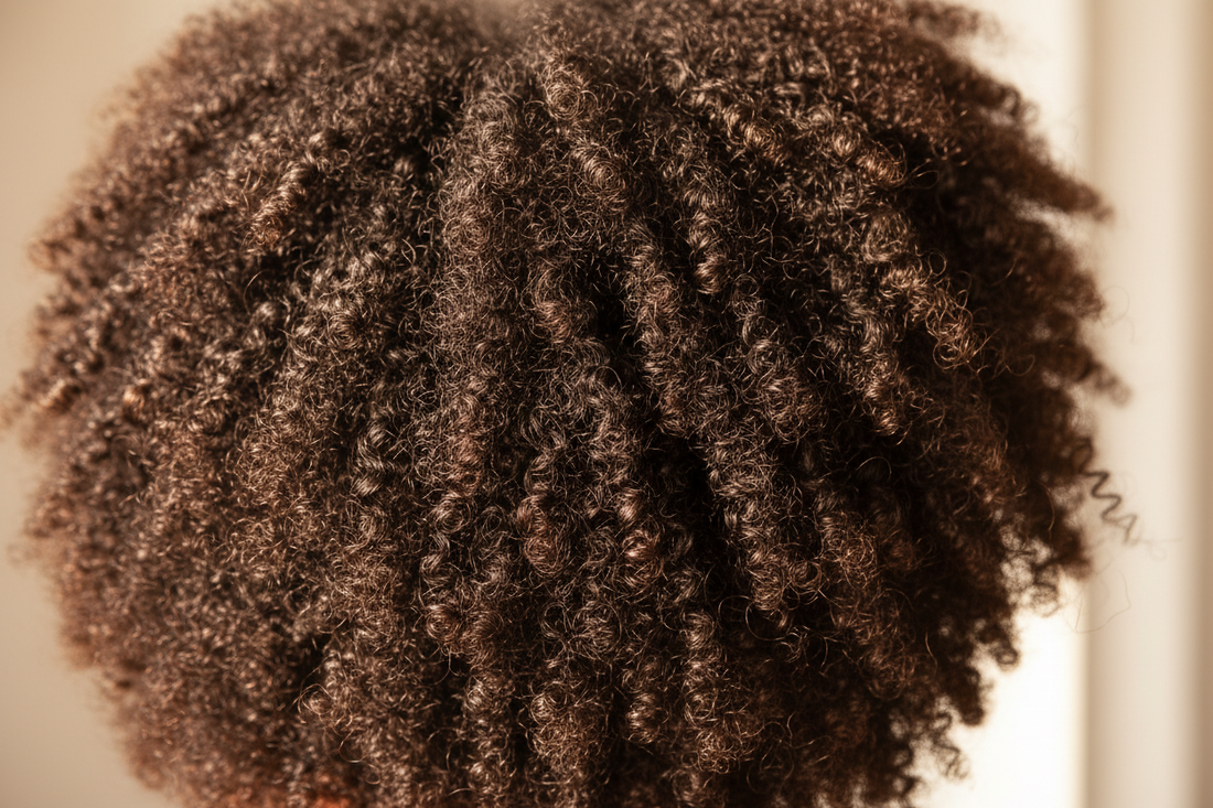 Entretien des cheveux afro : adopter une routine naturelle et efficace