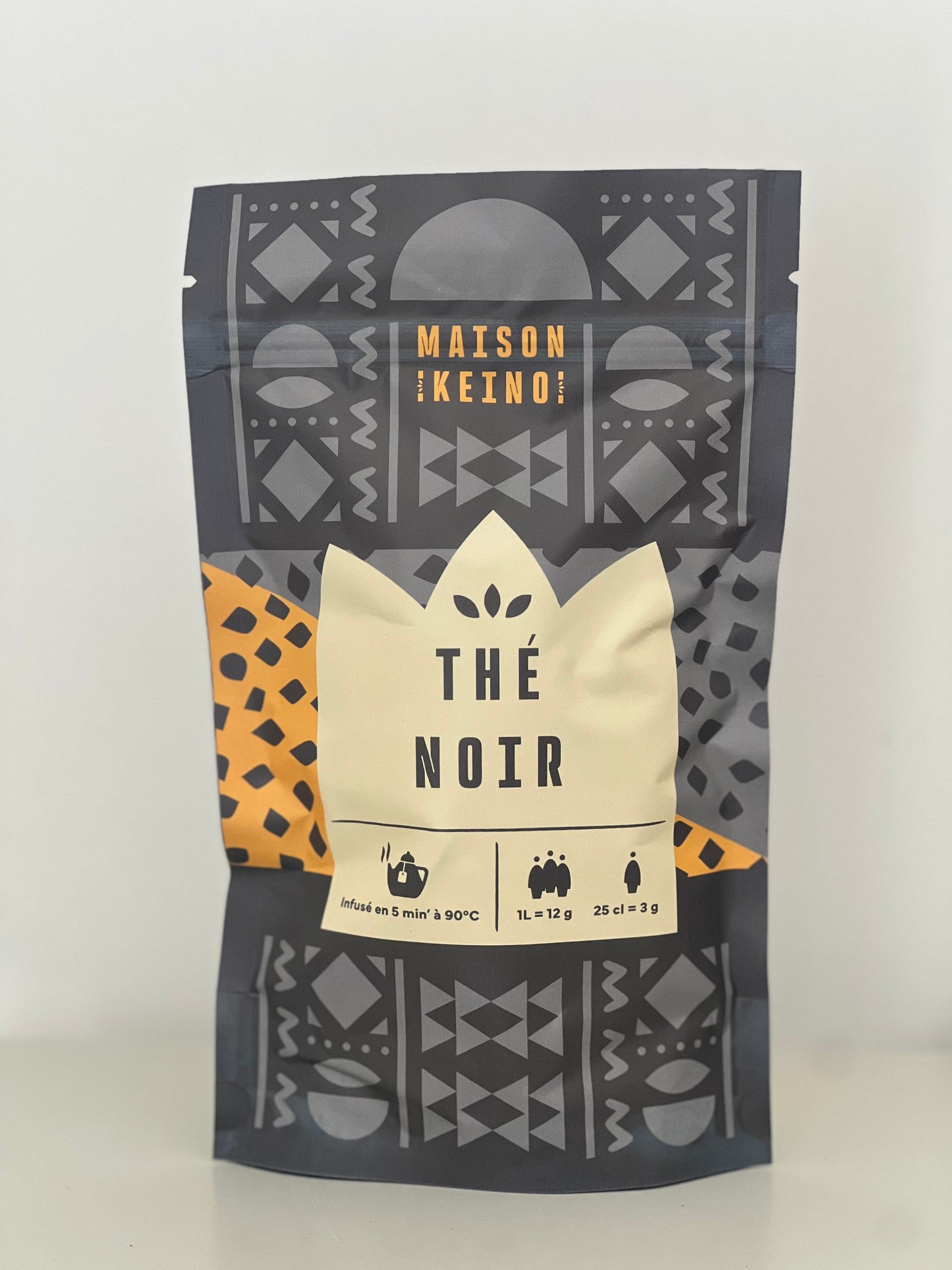 Le thé noir est la résultante d’un mélange alliant passion et terroir d’exception. Ce mariage confère à ce thé toute son intensité. Dès les premières minutes de l’infusion, vous pourrez admirer cette couleur brune, caractéristique des grands thés sombres.